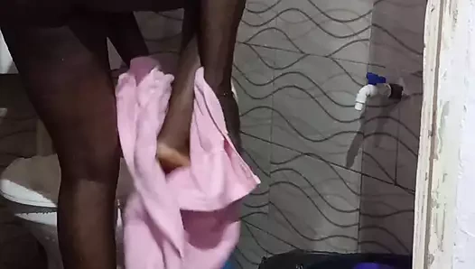 Yağmurlu bir günde bir yabancının beni siktiğini düşünürken mastürbasyon yapıyor