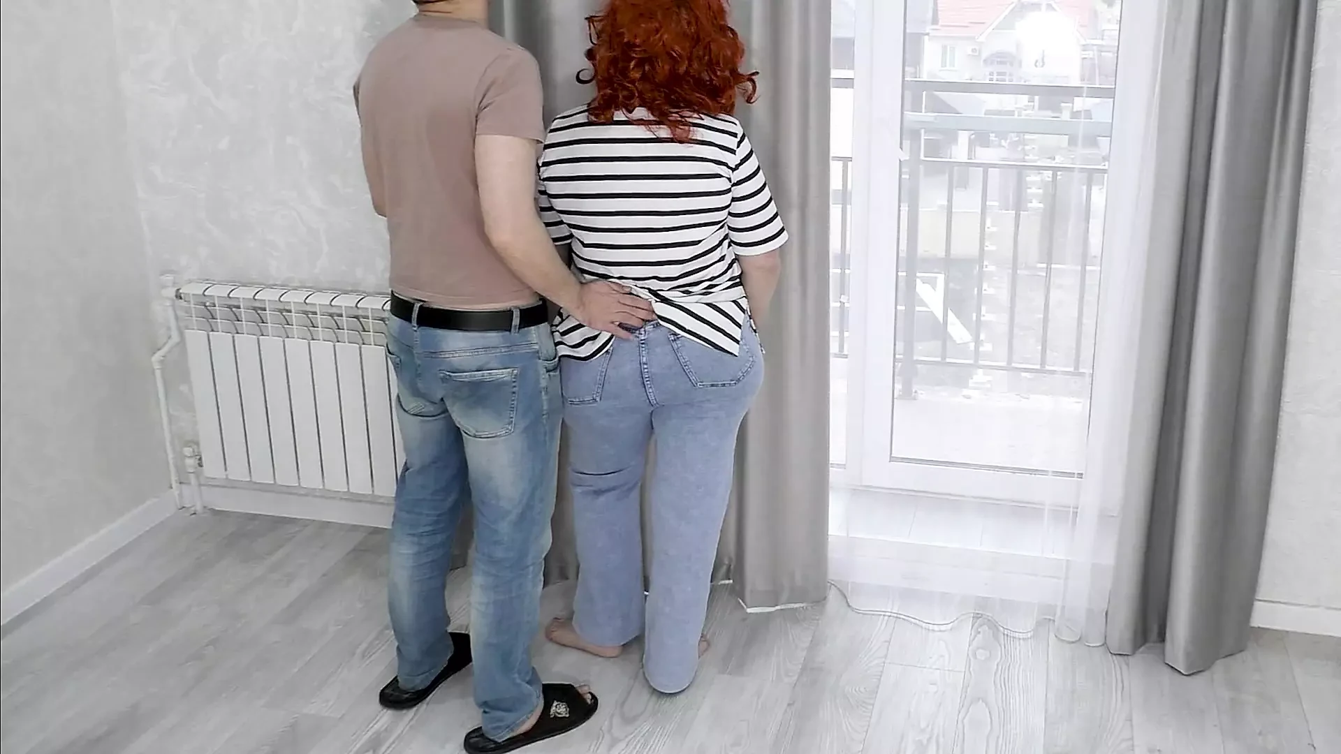 Üvey oğul yarağını üvey annesinin büyük götüne soktu ve kadın ona sakso çekti