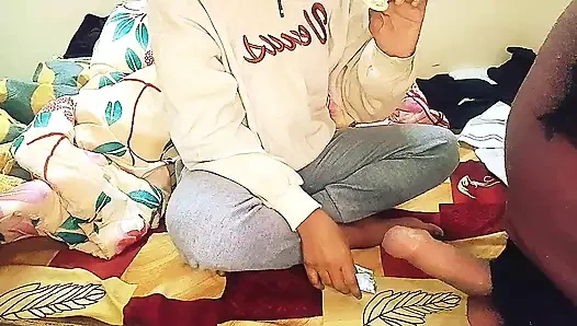 Hintli üvey kız kardeş evde yalnız. Ev yapımı seks videosu