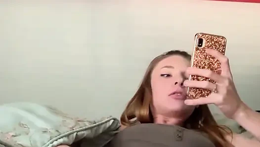 İyi bir kız gibi boşalıyor