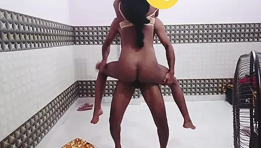 Hintli evli kadın kocası tarafından domaltılarak sikiliyor ve göğüslerine boşaltıyor