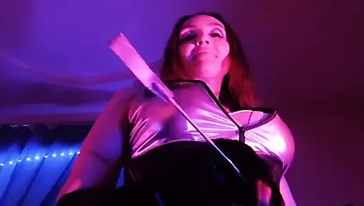 Dominatrix eva lateks fetiş sahibe kadın egemenliği amcık köle maskesi külot yalıyor bdsm ateşli orta yaşlı seksi kadın gümüş elbise çorap