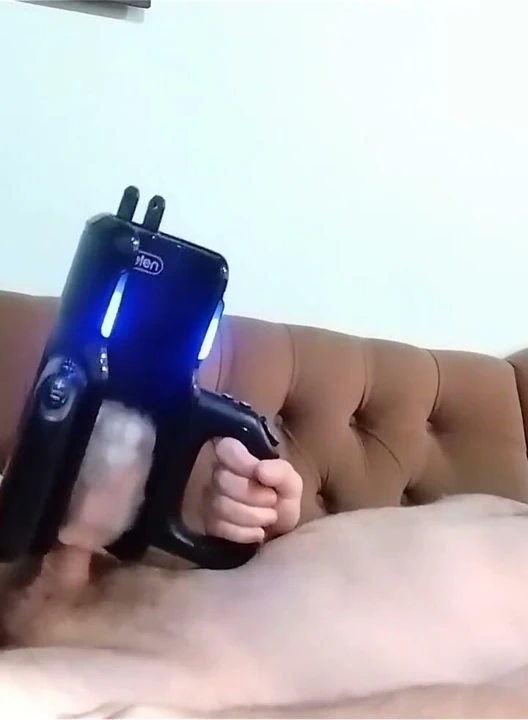 Ateşli oyuncağımın tadını çıkarıyor