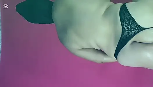 Güzel kız arkadaş gırtlağına kadar alıyor ve ardından anal seks yapıyor