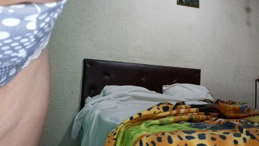 Üvey annem seksi kıyafetlerle odamı topluyordu sadece beni azdırmak istedi ve onu siktim