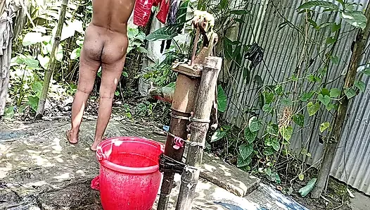 Köy üvey kız kardeşimi dışarıda banyo yaparken siktim.