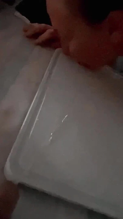 Sidik kraliçesi mutfak tezgahından idrarını içiyor | Klip 1