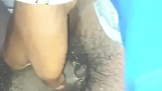 Hintli kız köylü kayınvalidesi büyük memeli teyze açık havada kayınvalidesi ile seks yapıyor