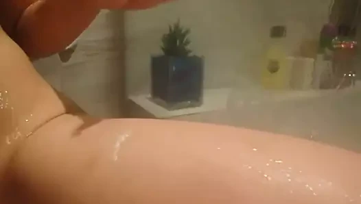 Deux cochonnes se font des cunnilingus pleines de mousse