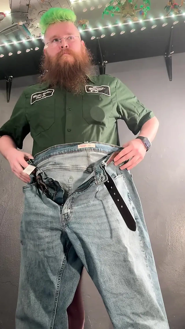 Soyunuyorum ve yüze boşalmaya çalışıyorum