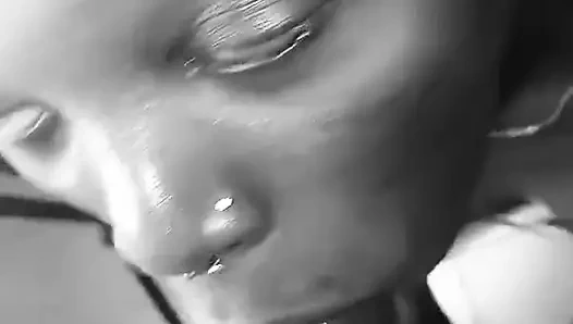 Minyon hatun büyük yarağımı idare ediyor