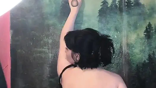 bakire amcığıyla ilk kez oynuyor ve büyük bir dildoyla sikişiyor