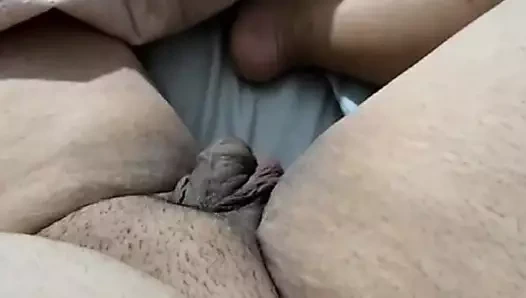 Üvey oğlunun yarağı azgın üvey anne tarafından elle muamele için yakalanıyor