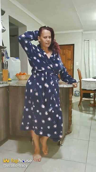 Amatör Büyük Memeli Orta Yaşlı Seksi Kadın Mutfakta Bakış açısı