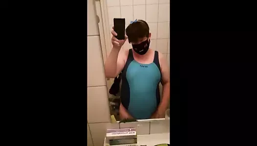 Tombul femboy içinde mayo Mastürbasyon at the duş
