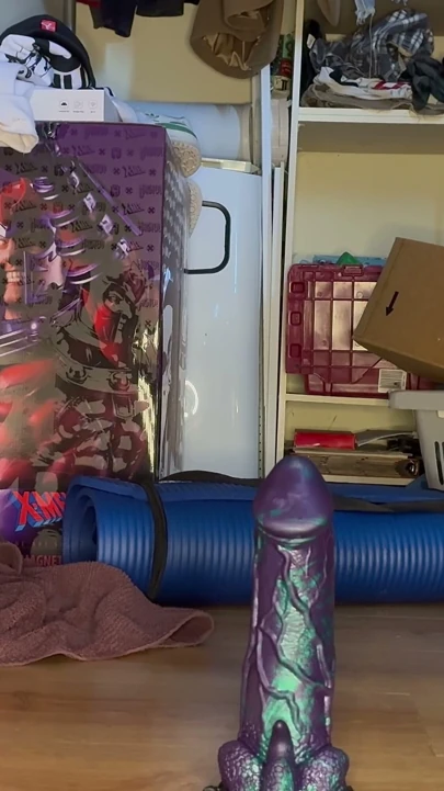 En sevdiğim dildoya biniyorum