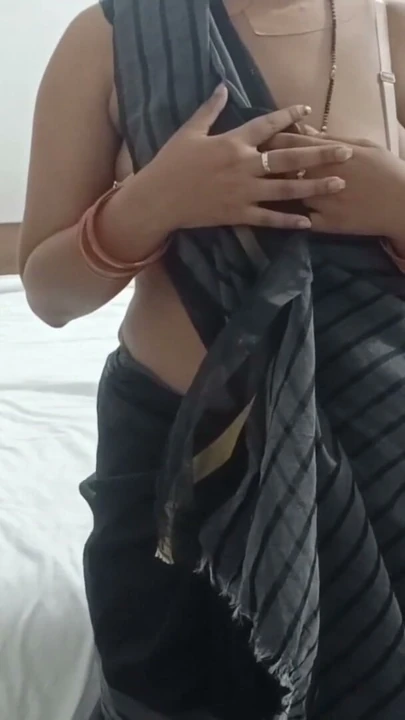 Hintli ateşli seksi yenge soyunuyor sari üvey erkek kardeşim evde yokken sevgilisi tarafından sert sikiliyor Hintçe ses | Klip 1