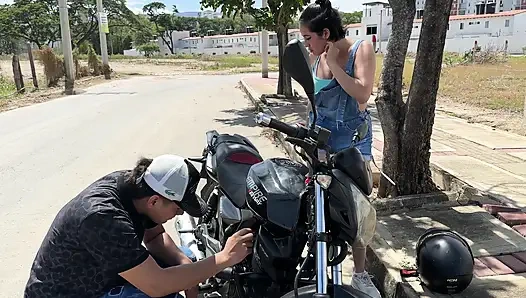 Motosikleti mahsur kalmış seksi, büyük götlü bir kız buluyorum, bu yüzden ona yardım etmeye karar veriyorum ve karşılığında ona zengin ve sert bir sikiş yapmama izin veriyor.