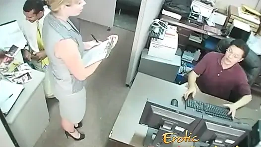 Kadın egemenliği orta yaşlı seksi kadın köle siyah yarağını sıvazladıktan sonra ayaklarına boşalıyor