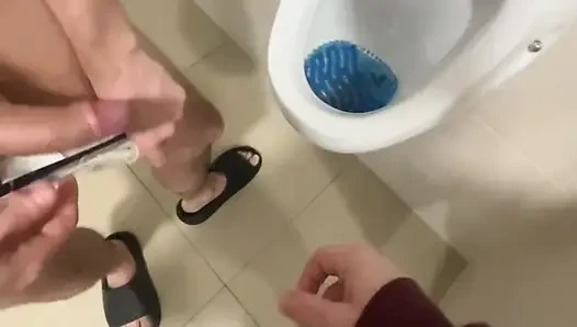2 erkek havuzda umumi tuvaletlerin pisuanda eğleniyor