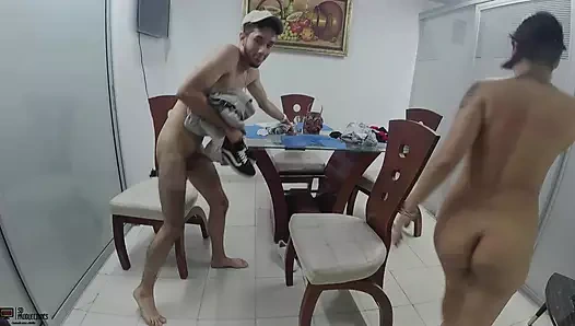 Sürtük ve azgın üvey anne, kocasının evde olmadığı gerçeğinden yararlanarak üvey oğlunu sikikleri - İspanyolca porno