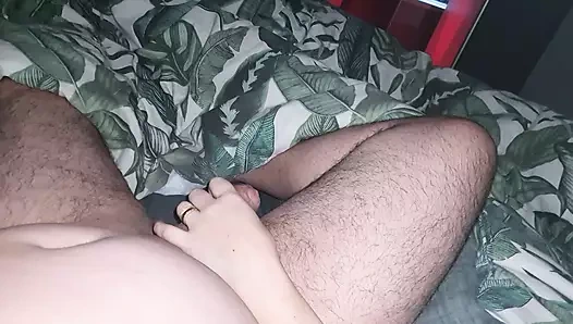 Üvey kız kardeş üvey erkek kardeşinin büyük kalın yarağını sıvazlamadan duramadı