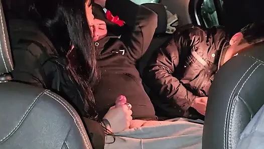 Грязные шлюшки сосут хуй в Uber перед вечеринкой! Поток стука стука