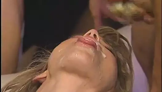 Randy hatun 3 adam tarafından götten ve amından sikilmekten hoşlanıyor ve boşalıyor