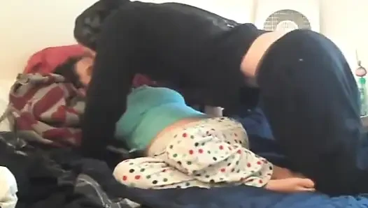 Esmer orta yaşlı seksi kadın kovboy kız pozunda sevgilisinin yarağına binmeden önce amını yalatıyor