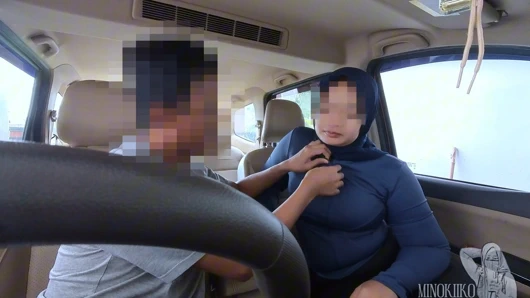 Asyalı tesettürlü fitness kızı arabada dayanıklılığını artırmak için döl içmek için sakso çekiyor - minokiiko