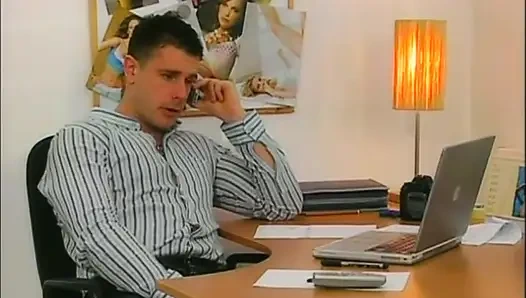 Sarışın kız ıslak ve sıkı amcığını gösteriyor