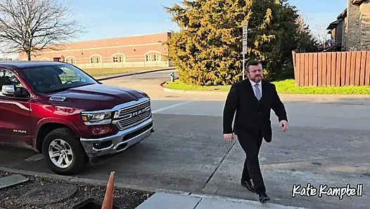 Evli kadın kocasını küçük bir oğlan için onu doğurmaya ikna ediyor