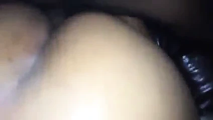 Şişman bir göte dokunuyor