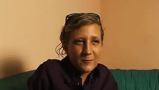 Küçük memeli sarışın oyuncu seçmelerinde amını ovuyor ve parmaklıyor