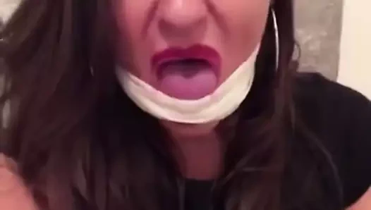 Kendi kendine tıkalı. . .