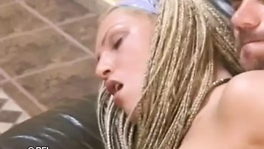 Tatil sırasında bu çiftler anal sikişerek rahatlıyor