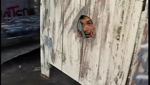 Deri kadın pısırık bir adam üzerinde kontrol iddia ediyor