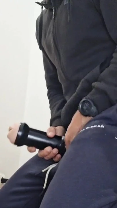 Arkadaşının evinde riskli fleshlight sikişi - büyük sert yarak ve anal oyun - içeri riskli boşalma | Klip 1
