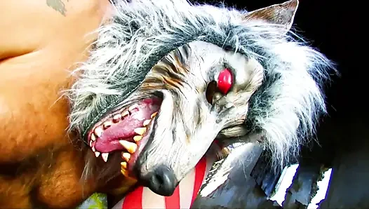 Seksi küçük kırmızı başlıklı kız kurt adama sakso çekiyor