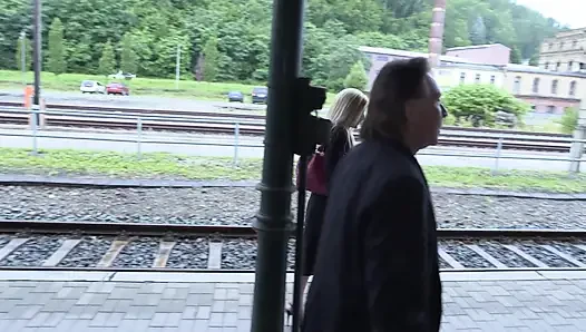 Güzel sarışın tren istasyonunun içinde büyük yarağı buluyor ve sikiyor