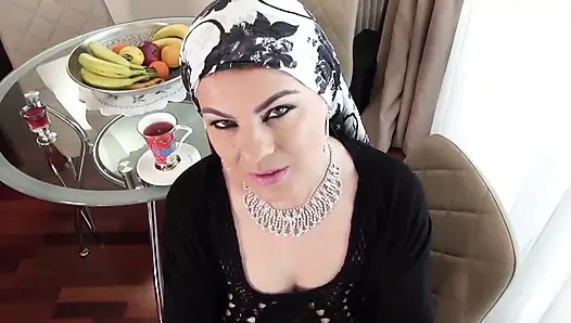 Sarkık Memeli Dövmeli Sarışın Orta Yaşlı Seksi Kadın Motelde Götünü Ve Amını Mahvediyor