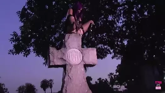 İki emo kaltak karanlık gece gökyüzünün altında domalarak sikiliyor