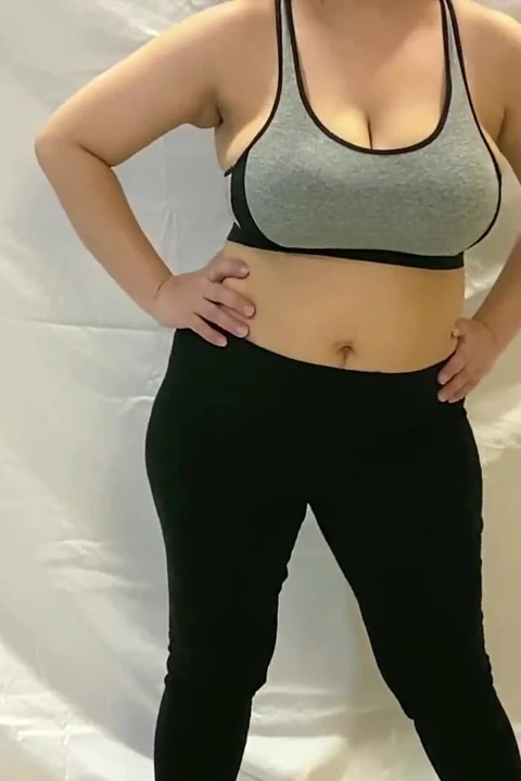 Sıkı taytlı ve spor sutyenli anne ile ateşli yoga