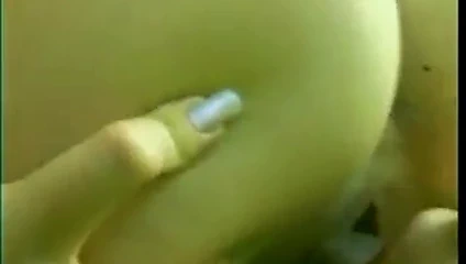 Cassandra ve anastasia bazı yeni egzersiz ekipmanlarını test ediyor