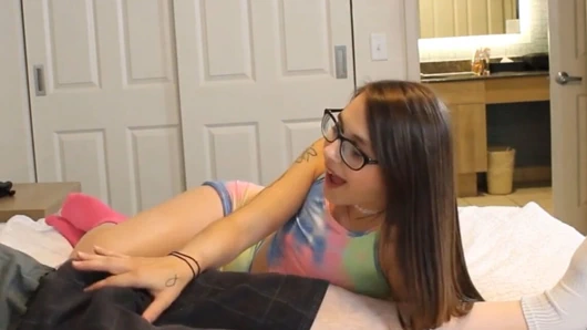 Küçük yarağı onu tatmin edemiyorken hayal kırıklığı