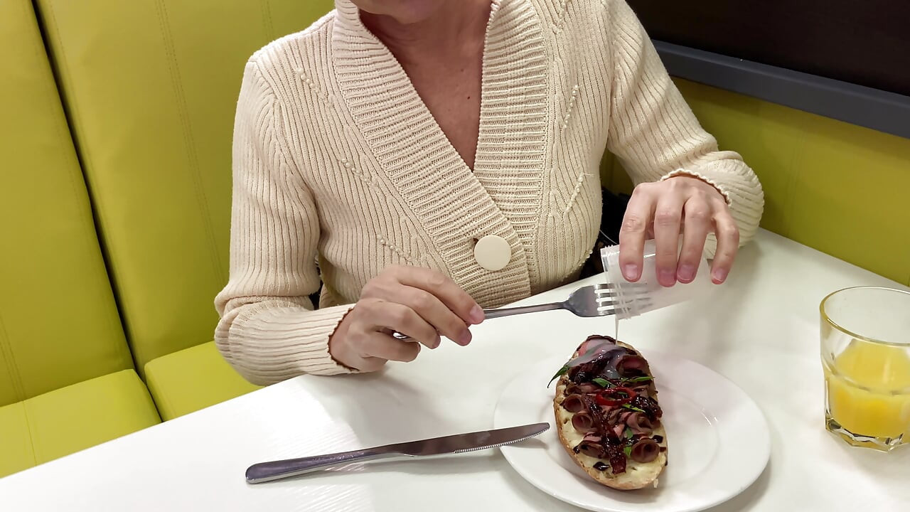 Mature food fetish in restaurant huge cumshot