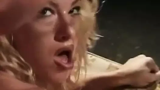 Kaba sikme itibaren sarışın milf