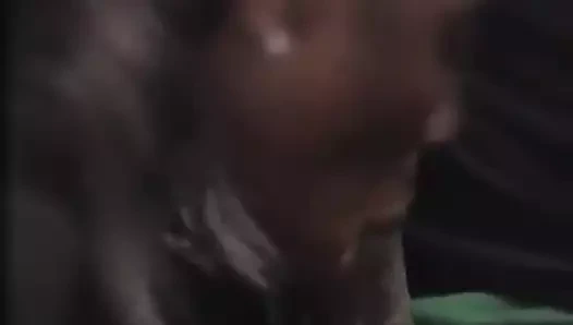 Erkek arkadaşını kendi arabasında aldatıyor