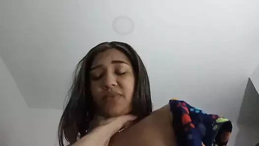 New York, Amerika Birleşik Devletleri'nden 18 yaşındaki esmer büyük sarkık memeler, üvey kardeşinin büyük aletini sikiyor