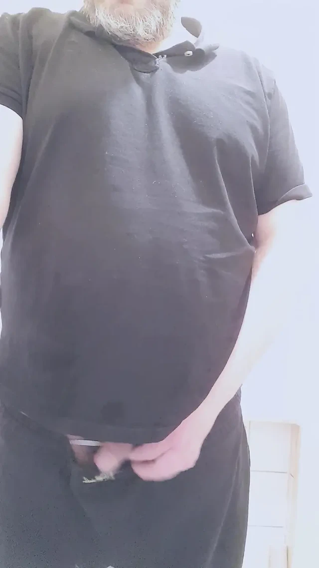 Ayı sigara içiyor ve uzun süre işiyor